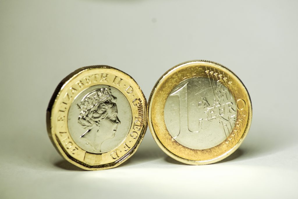 Euro shrugs as German confidence slips