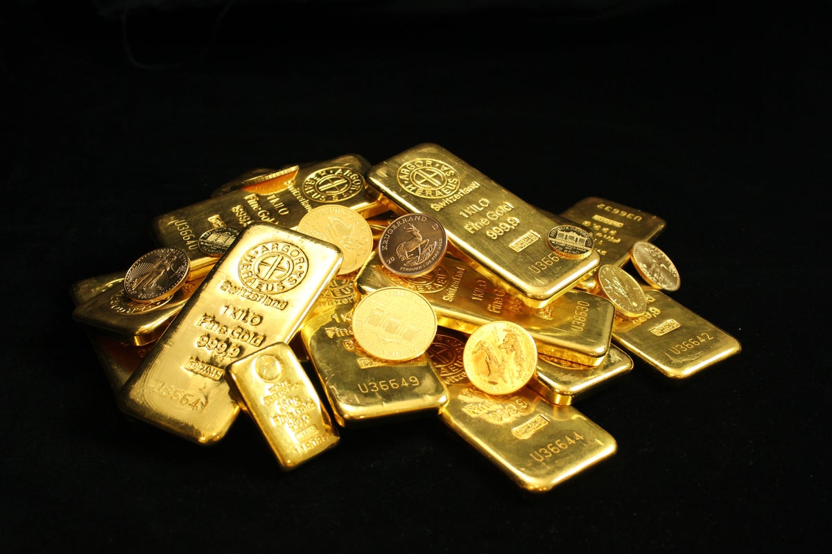 Analyst Cuts Price Targets For These Gold Stocks, Names Agnico Eagle Top Pick