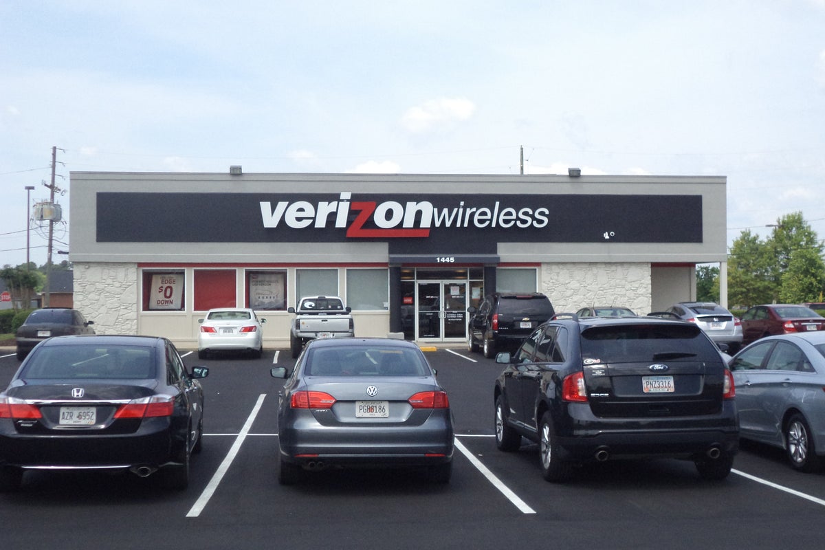 Analyst Downgrades Verizon Calling It A Bigger Loser Compared To AT&T, Cuts Price Target By 26%