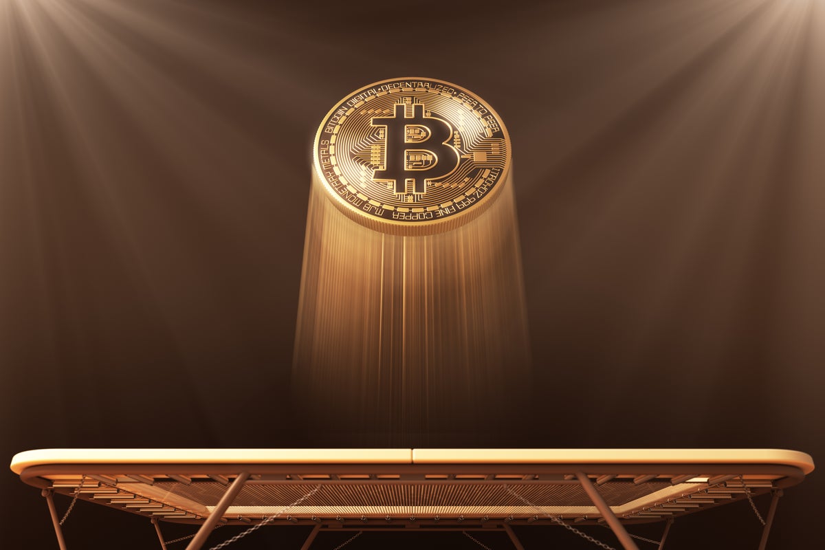 Bitcoin, Ethereum, Dogecoin Rise: Analyst Sees Crypto Bounce 'Lasting A Little Longer' - Bitcoin (BTC/USD), Ethereum (ETH/USD), Dogecoin (DOGE/USD)