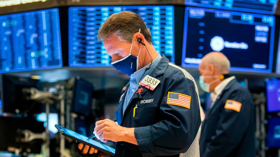 US stocks slip as investors weigh Fed minutes and earnings