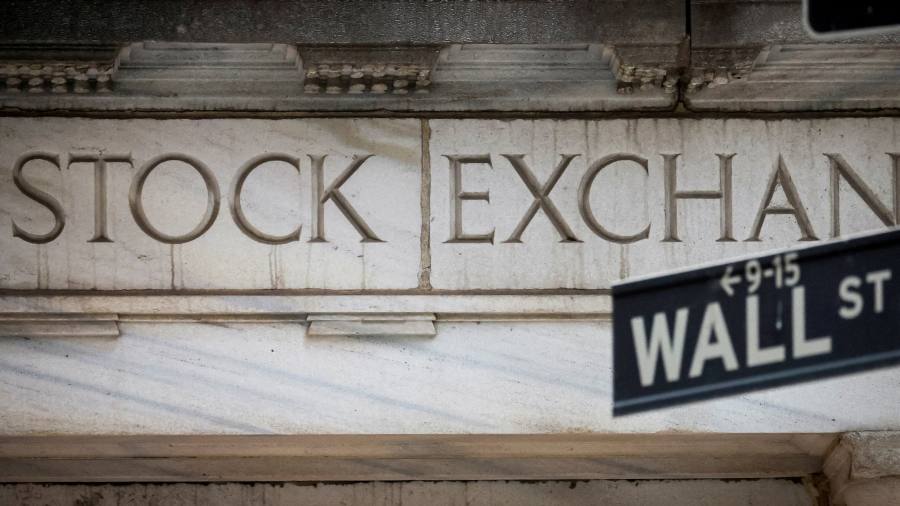 US stocks move higher as investors weigh slowdown risks