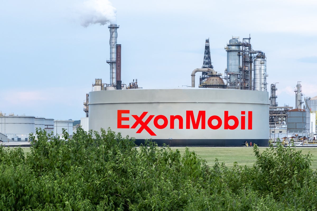 Michael Burry Criticizes EU Over Windfall Levy On Oil Companies: 'Short-Signed Is The Realm In Which All Governments Operate' - Exxon Mobil (NYSE:XOM), BP (NYSE:BP)